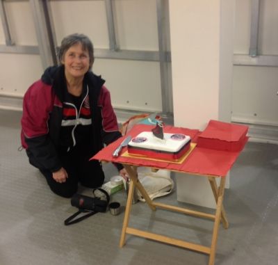 Lesley Prepares the Cake
